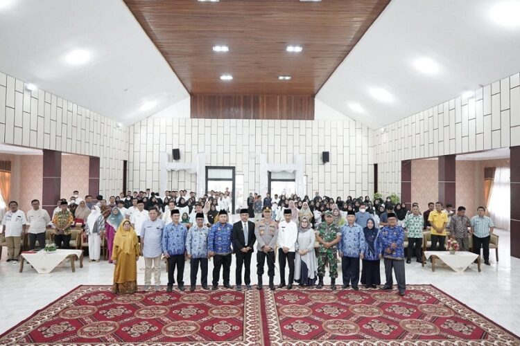 Terapkan Manajemen Kinerja ASN, Solsel Raih Penghargaan BKN 1 SUMPAH JABATAN— Bupati Solsel H Khairunas usai melantik dan pengambilan sumpah jabatan pejabat Administrator di Lingkungan Pemerintah foto bersma.