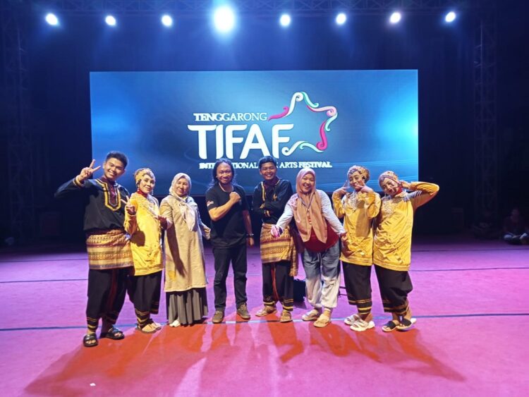 Terpilih Tampil pada Ajang TIFAF, Sanggar Seni Puti Junjung Bawakan Kesenian Tradisional Ranah Lansek Manih 1 KESENIAN TRADISIONAL— Sanggar Seni Puti Junjung bawakan kesenian tradisional Ranah Lansek Manih di panggung internasional pada ajang TIFAF tahun 2022.