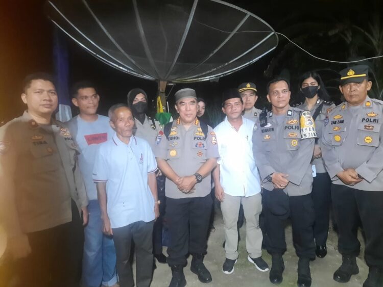 PANTAU—Terlihat Tim Supevisi Mabes Polri saat memantau Poskamliing Nagari Sintuk.