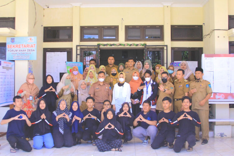 Tim KPPA RI Verifikasi Lapangan Kota Layak Anak di Sawahlunto 1 FOTO BERSAMA--Tim Kementerian Pemberdayaan Perempuan dan Perlindungan Anak (KPPA) RI foto bersama saat turun memverifikasi lapangan penilaian Kota Sawahlunto sebagai Kota Layak Anak Nasional 2022.