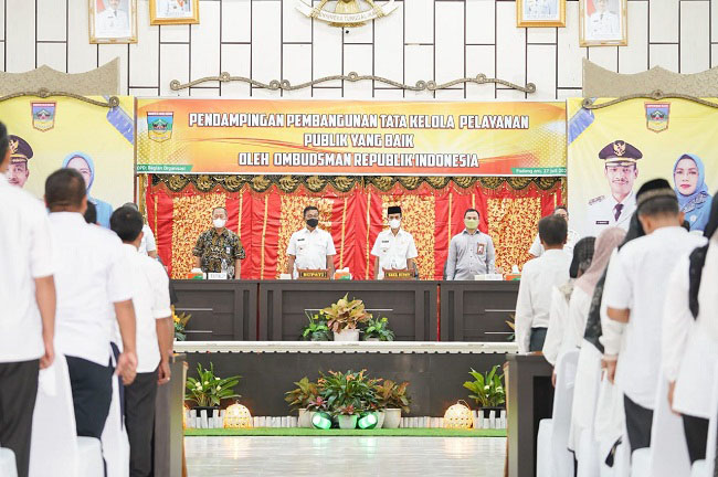 Tingkatkan Pelayanan Publik dan LAKIP, Pemkab Solsel Gandeng Ombudsman dan BPKP 1 ACARA—Bupati H Khairunas, didampingi Wabup H Yulian Efi, Sekdakab Dr. Syamsurizaldi, S.IP, SE, MM, Asisten Pemerintahan, dan diikuti oleh seluruh Kepala OPD, Pejabat Administrator, saat acara dimulai.