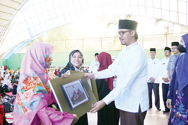 bantuan UANG INSENTIF— Wali Kota Bukittinggi, Erman Safar memberikan bantuan berupa tambahan uang insentif kepada 930 Gurun Non PNS secara simbolis di GOR Bermawi, Jumat (15/7).