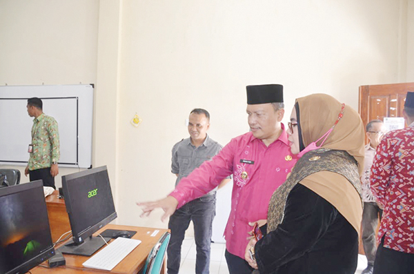 Wujudkan Visi-Misi Pemerintah, Wabup Dukung Program Padek-Paragon Go To School 1 PADEK-PARAGON— Wakil Bupati Agam Irwan Fikri Dt Parpatiah saat membuka Padek Paragon Go To School 2022 bersama Padang Ekspres di SMA 1 Lubuk Basung
