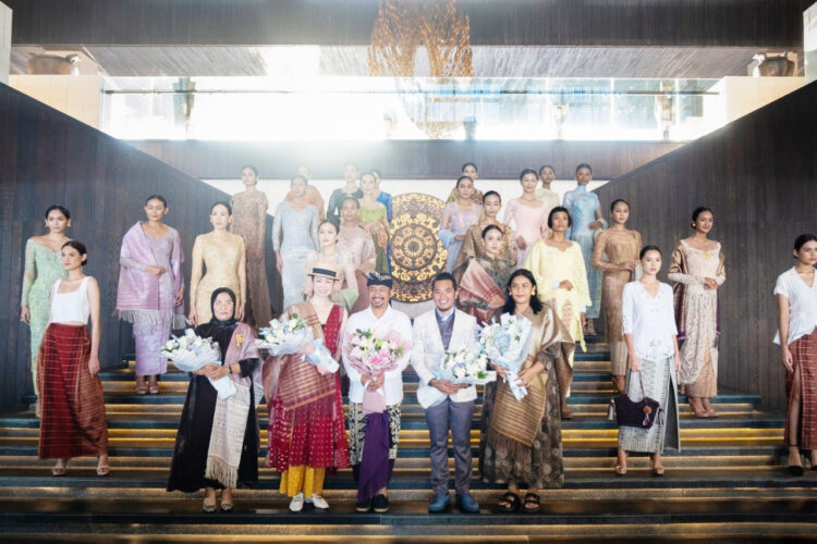 FASHION SHOW-Desainer Torang Sitorus berkolaborasi dengan The Apurva Kempinski Bali, menampilkan koleksi terbarunya dalam gelaran fashion show bertajuk “Magnificent Toba for the World”.