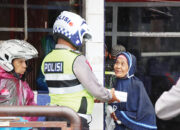 Polantas Bukittinggi Berbagi Sambil Mengedukasi, Bagikan Nasi Kotak Berisi Himbauan Taat Berlalulintas