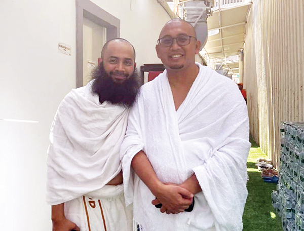 DOAKAN INDONESIA— Ustaz Syafiq Riza Hasan Basalamah dan Anggota DPR RI Andre Rosiade saat bertemu di Mekah, mendoakan kebaikan dan keberkahan untuk Indonesia saat menjalankan ibadah haji 2022/14443 H.