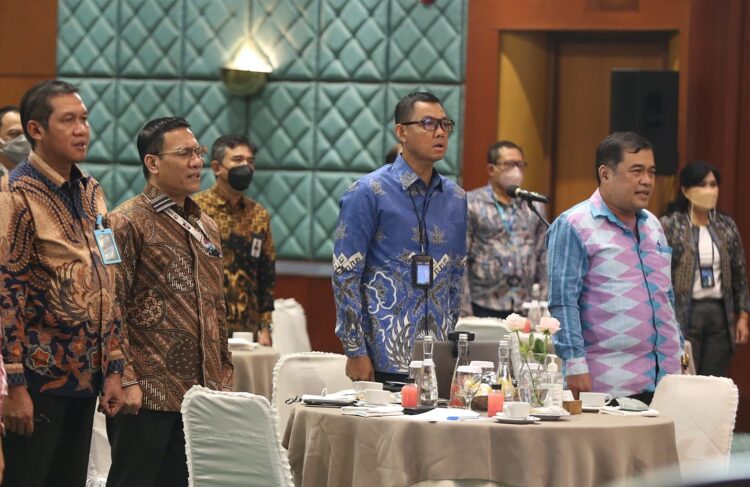 gandeng— meningkatkan transparasi pengadaan barang dan jasa pembangunan infrastruktur ketenagalistrikan, PLN gandeng KPK dan LKPP.