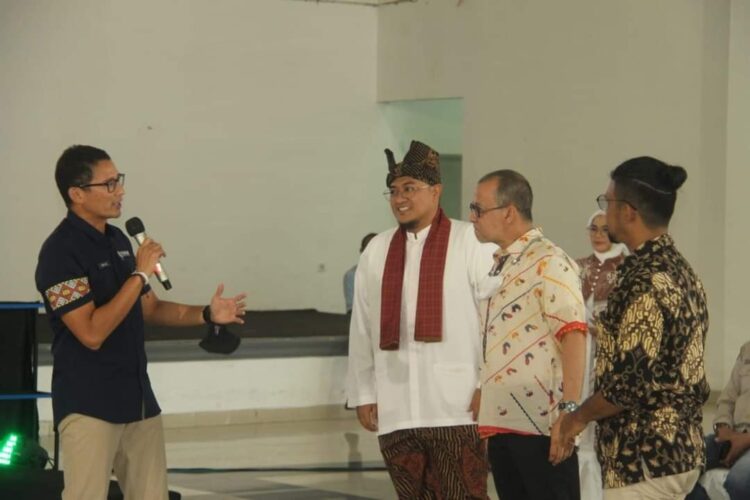 DIALOG—Sandiago Uno berdialog dengan Wabup Richi Aprian.