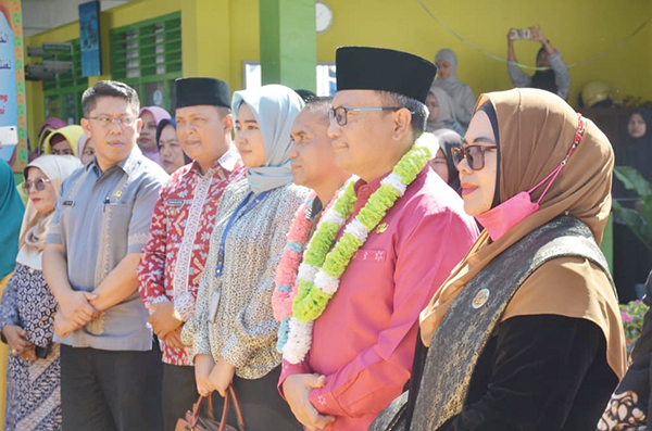 Miliki Perpustakaan Online, SMAN 1 Lubukbasung Diapresiasi 1 PERPUSTAKAAN ONLINE— Wakil Bupati Agam Irwan Fikri Dt Parpatiah saat melakukan peninjauan ke perpustakaan online di SMA Negeri 1 Lubuk Basung