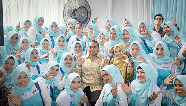 Berdayakan Ibu Rumah Tangga, Wagub Audy Apresiasi Program Miss Cimory 1 FOTO BERSAMA— Wakil Gubernur Sumbar Audy Joinaldy berfoto bersama dengan sejumlah ibu rumah tangga saat meresmikan Miss Cimory Center pertama di Sumbar yang berlokasi di Tabing, Padang, Kamis (21/7).