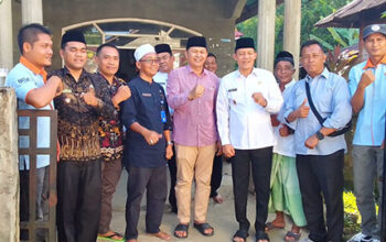 Wakil Bupati Pasaman Sabar AS bersama Wakil Bupati Rohul saat melakukan kunjungan ke daerah Muara Tais Pasaman