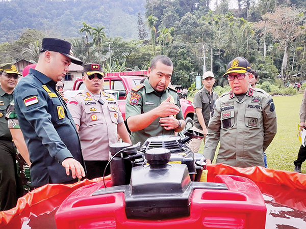 DAMPINGI—Wakil Gubernur Audy Joinaldy didampingi Bupati Sijunjung Benny Yuswir meninjau perlengkapan pemadaman milik PT BRM.