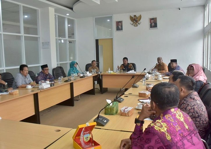 PENILAIAN ADIWIYATA— Wakil Wali Kota Padangpanajng, Drs. Asrul dan pejabat terkait menerima kunjungan pendampingan tim penilaian Adiwiyata, kemarin.