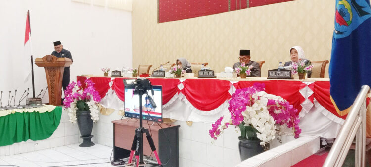 DPRD Sawahlunto Gelar Paripurna Dengar Jawaban Wako 1 BACAKAN— Wakil Wali Kota Sawahlunto Zohirin Sayuti membacakan nota jawaban Wali Kota Sawahlunto.