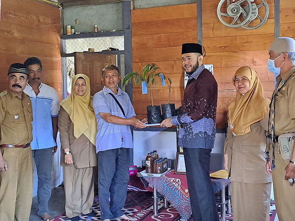 Wako Fadly Amran Serahkan Bantuan Bibit Durian 1 Wali Kota, H. Fadly Amran, BBA Datuak Paduko Malano serahkan bantuan bibit durian kepada Kelompok Tani Agroforestry Aro Sepakat, Kelurahan Koto Katik, Senin (18/7).