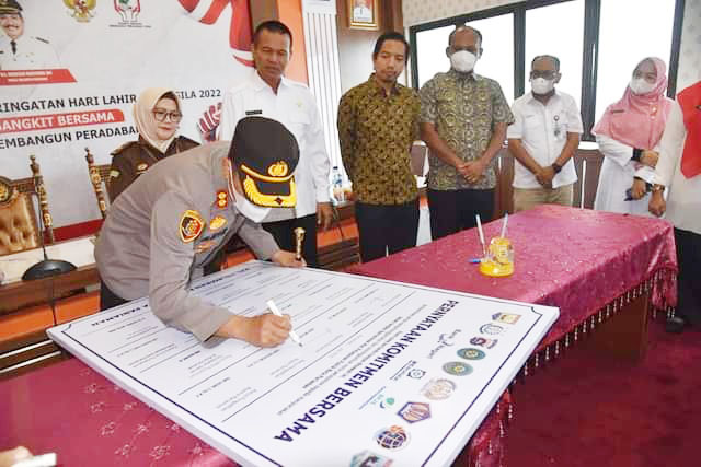 RIAMAN, METRO
Wali Kota Pariaman Genius Umar kemarin malakukan penandatanganan Memorandum of Understanding (MOU) dan Perjanjian Kerjasama (PKS) antara Pemerintah Kota Pariaman dengan Instansi Vertikal Pengisi Tenant/Loket Layanan di Mal Pelayanan Publik (MPP) Kota Pariaman.