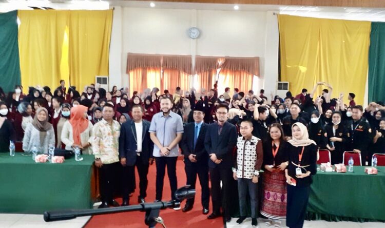 FOTO BERSAMA—Wako Padang Panjang Fadly Amran diabadikan bersama Dekan Fisipol, Ketua Prodi dan peserta Kuliah Umum di Fisipol Unes Padang, Sabtu (16/7).