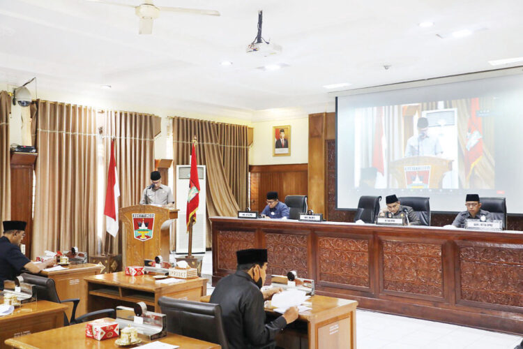 PANDANGAN UMUM— Wako Bukittinggi saat membacakan jawaban pandangan Umum Fraksi DPRD tentang Ranperda pengelolan keuangan Daerah.