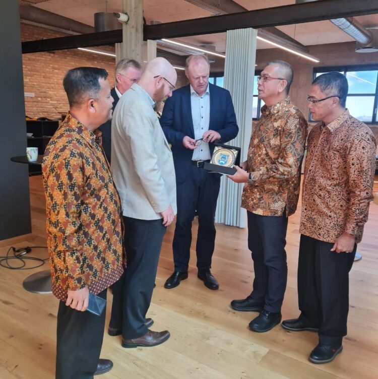 MENGOLAH SAMPAH—Wali Kota Payakumbuh RizaFalepi saat bincang bincang dengan pejabat terkait di Denmark tentang belajar mengolah sampah.