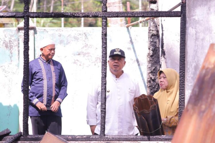 TINJAU SEKOLAH— Wali Kota Solok Zul Elfian meninjau bangunan sekolah SD yg terbakar beberapa minggu lalu.
