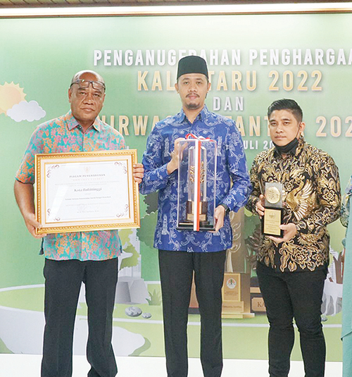 TERIMA PENGHARGAAN— Walikota Bukittinggi Erman Safar saat menerima penghargaan Anugrah Nirwasita Tantra 2021 kategori kota kecil, Rabu (20/7) di Gedung Manggala Wana Bakti Jakarta.