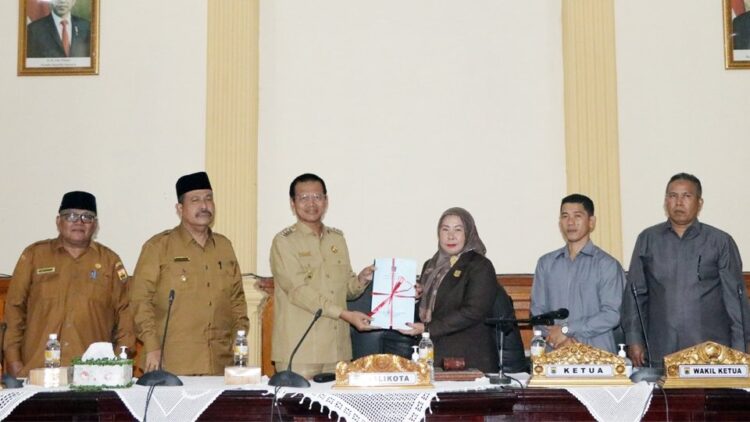 Program Daerah Berkelanjutan, Wako Genius Umar Ajukan KUA dan PPAS Pada DPRD 1 SERAHKAN—Wali Kota Pariaman H Genius Umar didampingi Wawako Mardison Mayuddin saat serahkan dokumen KUA dan PPAS kepada Ketua DPRD didampingi dua wakilnya.