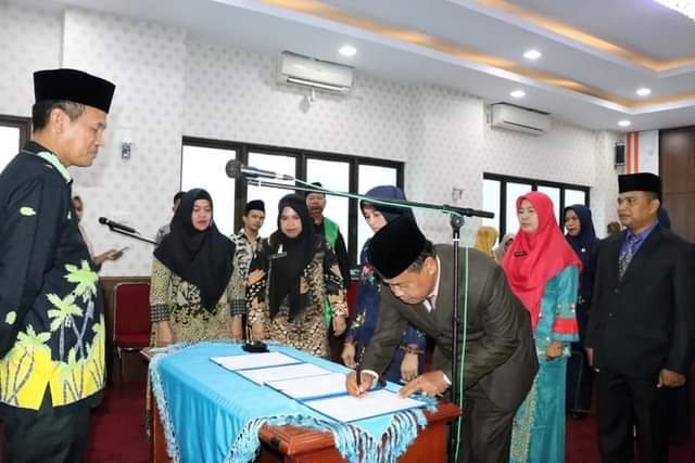 Genius Umar Lakukan Rotasi Jabatan 1 PELANTIKAN—Wako Genius Umar saat melantik pejabat dilingkungan Pemko Pariaman.