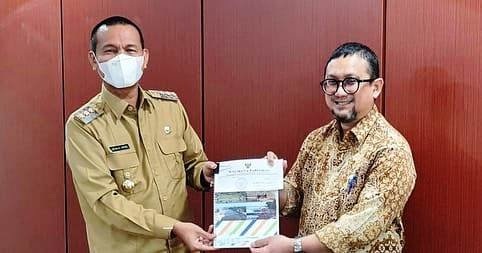 SERAHKAN PROPOSAL— Wako Genius Umar saat sampaikan proposal pembangunan.