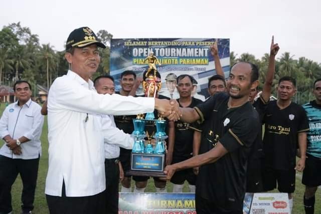 Kalahkan Pratelanza FC 2-1, Aro Tani FC Rengkuh Piala Walikota Pariaman 1 SERAHKAN PIALA-Walikota Pariaman Genius Umar menyerahkan piala kepada pemain Aro Tani FC yang menjadi juara dalam turnamen sepak bola Piala Walikota Pariaman 2022 kategori U-40 plus se-Sumatera Barat
