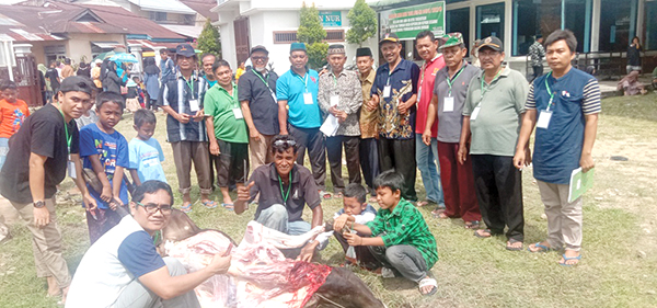FOTO BERSAMA— Ketua Panitia Kurban Masjid An Nur Usman Gumanti yang didampingi Ketua Pengurus Masjid An Nur H. Edismar Murad, Pengurus Masjid dan Panita Kurban Masjid An Nur.