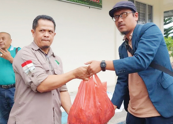 BERI BANTUAN— Wartawan Bukittinggi Press Club (BPC) Kota Bukittinggi, menyalurkan bantuan yang berhasil terkumpul dari Minang Grup untuk para korban kasus penipuan sapi kurban.