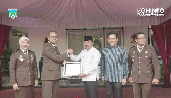 Wawako Asrul Serahkan Piagam Penghargaan ke Kejari