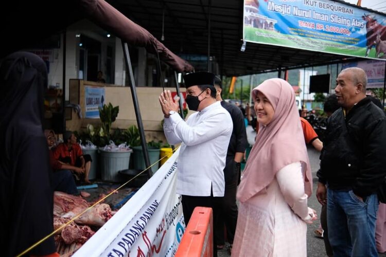 Wakil Wali Kota, Drs. Asrul didampingi istri, Nova Era Yanthy Asrul melakukan pe­ninjauan tempat penyembelihan hewan kurban, Minggu (10/7).