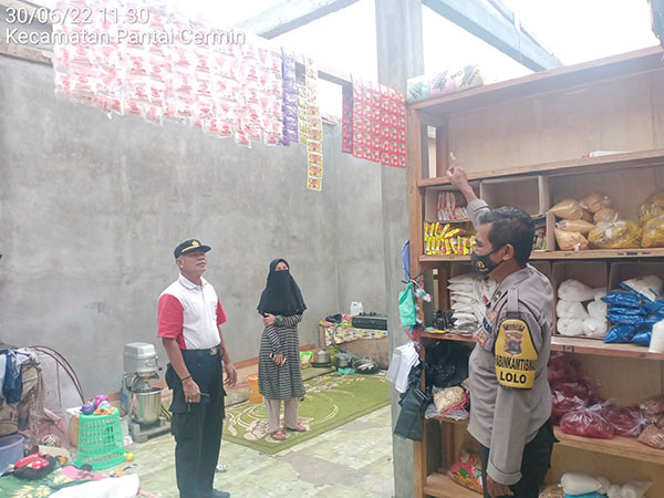 Angin Puting Beliung Terjang Pantai Cermin,Kabupaten Solok, Atap Rumah, Toko hingga Huller Beterbangan 1 ATAP BETERBANGAN— Kondisi bangunan warga yang atapnya sudah hilang akibat disapu angin puting beliung di Kecamatan Pantai Cermin, Kabupaten Solok.