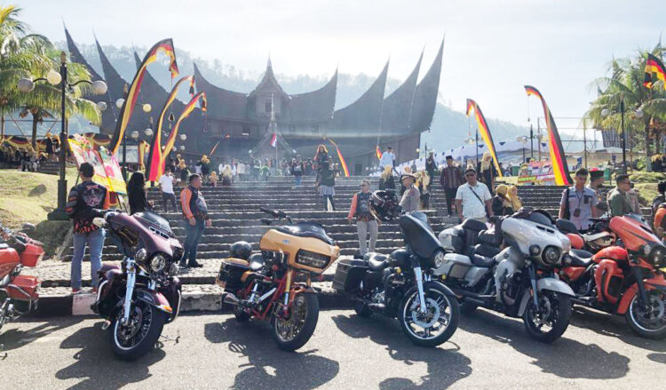 Bangkitkan Pariwisata, Ratusan Moge Harley Davidson Serbu Istano Pagaruyuang 1 MOGE— Ratusan moge Harley Davidson tampak terparkir de depan Istano Pagaruyuang, di Tanahdatar.