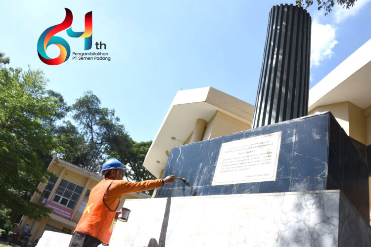MONUMEN BERSEJARAH— Seorang pekerja tengah mengecat monumen pengambilalihan pabrik PT Semen Padang, Senin (4/7). Hari ini, PT Semen Padang memperingati HUT Pengambilalihan PT Semen Padang ke-64 dari tangan Belanda.
