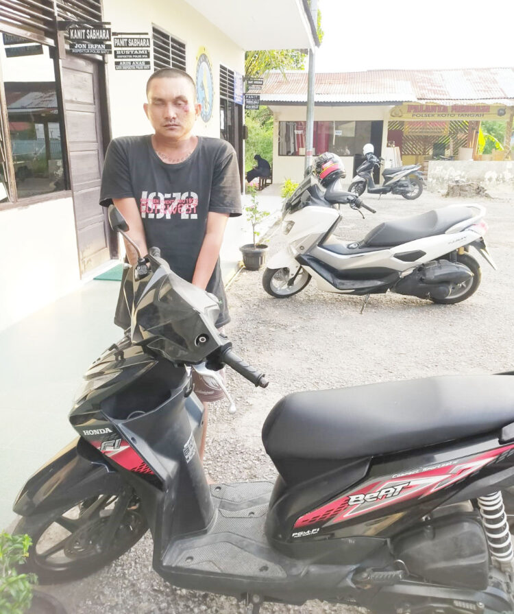 PENCURI 
MOTOR— 
Pelaku Efri Anggara (31) diamankan di Mapolsek Koto Tangah atas kasus pencurian sepeda motor.