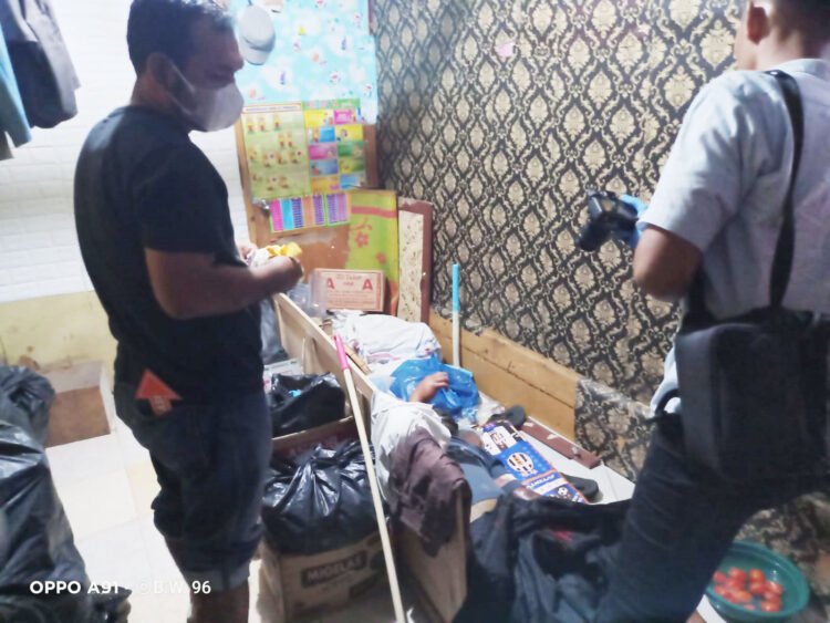 3 Hari Tak Keluar, Anto Ditemukan Tewas Membusuk di Rumah Kontrakan 1 DITEMUKAN TEWAS— Polisi bersama PMI mengevakuasi jasad korban Anto (50) yang ditemukan tewas di rumah kontrakan Jalan Pasa Mudiak, Kelurahan Pasa Gadang.