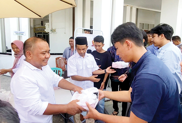 BAGIKAN NASI KOTAK— Pembagian nasi kotak Jumat berkah bersama Partai Gerindra di Masjid Mujahid, Purus Baru,Kelurahan Ujung Gurun, Kecamatan Padang Barat, Jumat (15/7).