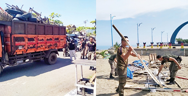 PINDAHKAN LAPAK PKL— Petugas Satpol PP mengangkut lapak-lapak milik PKL yang masih tertinggal di area Pantai Muaro Lasak, Selasa (19/7). Di hari kedua penertiban, para pedagang cukup kooperatif.