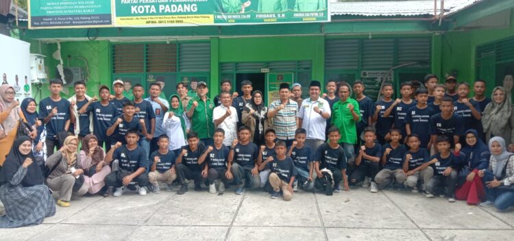LEPAS TIM-Ketua DPC PPP Padang H Maidestal Hari Mahesa, Sekretaris Firdaus dan Manejer Khairas Eka Putra melepas tim U-14 berlaga Kejurnas FOPSSI Semarang pada 25-28 Juli mendatang