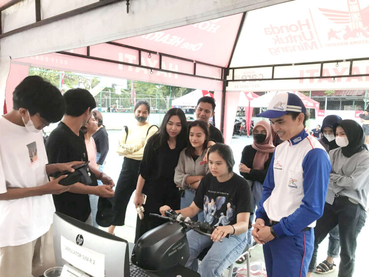 ALAT SIMULASI-Sejumlah pengunjung tengah mencoba alat simulasi berkendara Honda Riding Trainer (HRT) didampingi langsung oleh trainer yang akan menejlaskan tata cara punggunaan alat tersebut