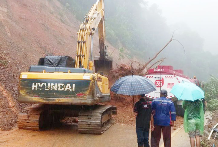 LONGSOR— Tim gabungan melakukan pembersihkan material longsor yang menutupi jalan Padang-Solok, di Sitinjau Luik.