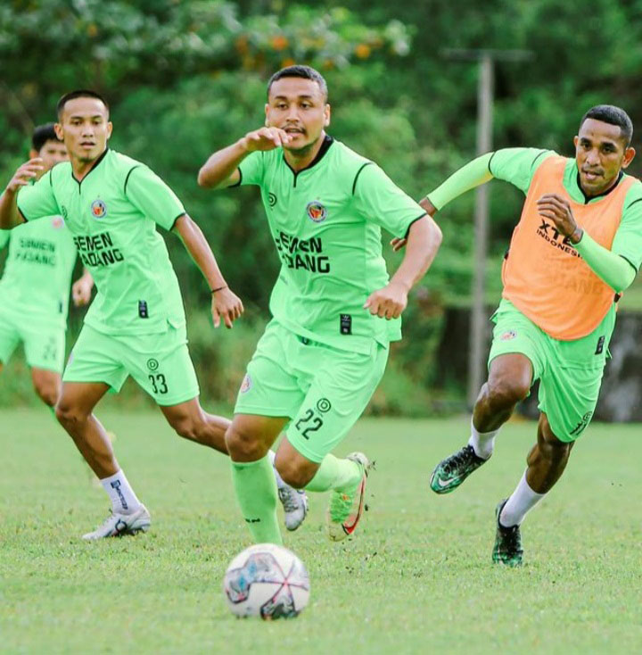 Pemain Semen Padang FC saat menggelar latihan di komplek Mess Bukik Karang Putih Indarung.
