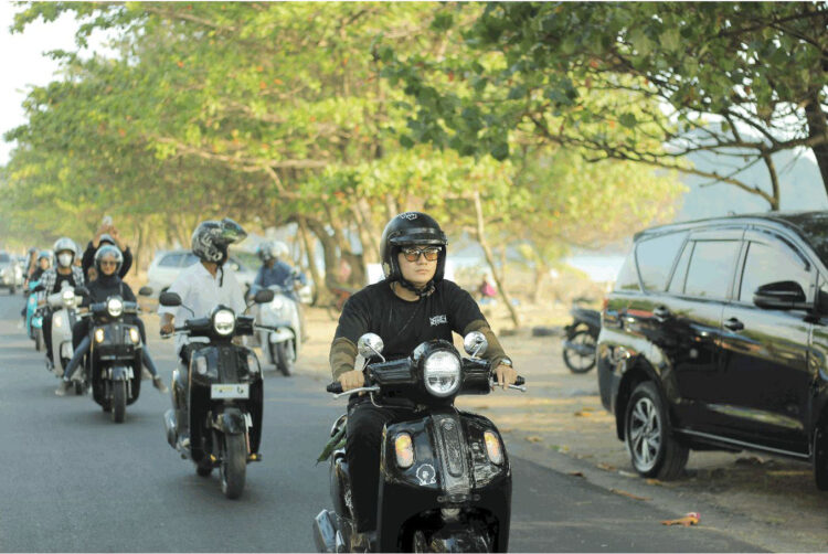 Konsumen Yamaha Fazzio Diajak Touring dan Nobar Bioskop 1 TOURING— Peserta Yamaha Tour Movie yang diselenggarakan CV Tjahaja Baru mengendarai Yamaha Fazzio touting mengelilingi Kota Padang.