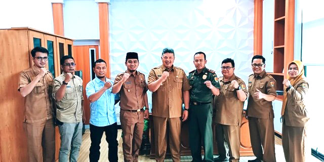 USAI—Wali Kota Solok, Zul Elfian usai menggelar rapat dengan pihak terkait soal persiapan Kota Solok jadi tuan rumah hari Pramuka ke-61 dan GPD Sumbar, foto bersma.