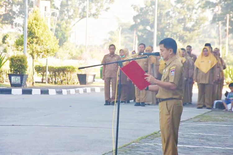 APEL MINGGUAN— Asisten Administrasi Umum Didi Aryadi menjadi pembina apel mingguan di halaman parkir Balaikota Padang Aie Pacah, Senin (18/7).