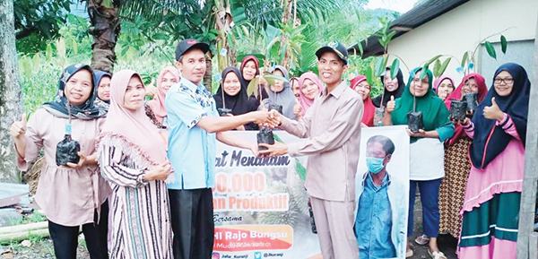 BANTUAN BIBIT— Anggota DPRD Padang Jafar menyerahkan bantuan bibit untuk 3 kelompok wanita tani di Kecamatan Kuranji, Senin (6/7). Ada 2.300 bibit batang pohon yang disalurkan.