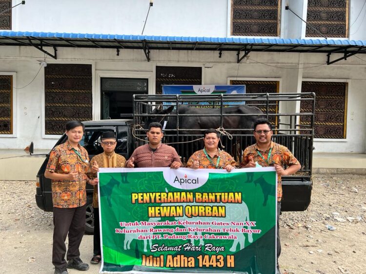 General Manager Apical Group Julianus Tarigan didampingi  Humas PRC Michael Jeffrey dan Alfin Layindra pada momen Idul Adha lalu melalui CSR (Corporate Social Responsibility) PT Padang Raya Cakrawala telah menyalurkan beberapa hewan kurban Masjid yang ada Kawasan Lubuk Begalung dan Padang Selatan.