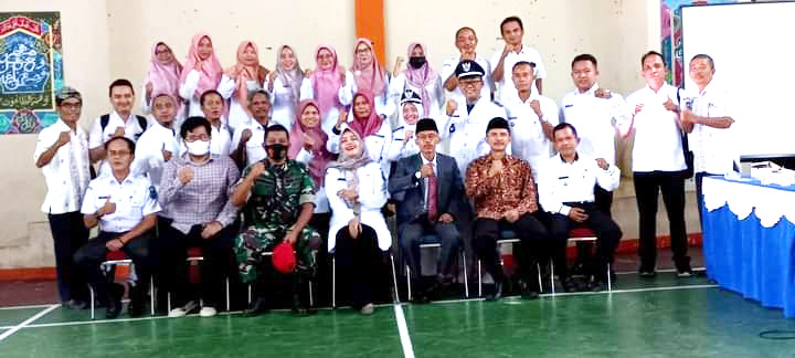 FOTO BERSAMA— Lurah, Sekretaris Lurah, dan Kasi yang bertugas dilingkungan Kecamatan Barangin Kota Sawahlunto berfoto bersama.